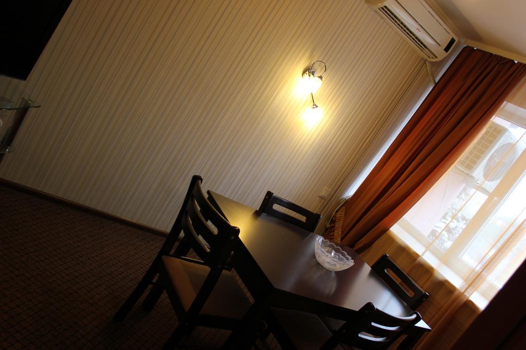 Ust-Kamenogorsk Hotel Екстер'єр фото
